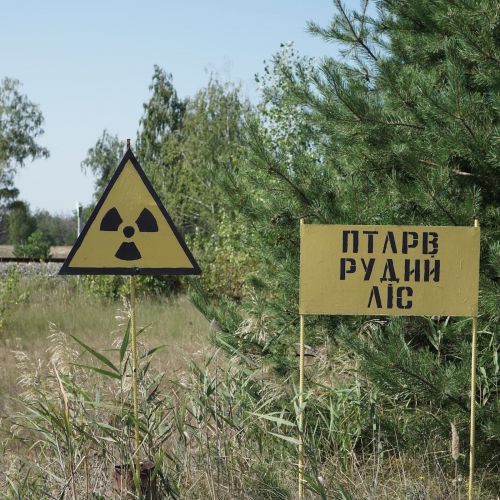 Schild Radioaktivität in Landschaft